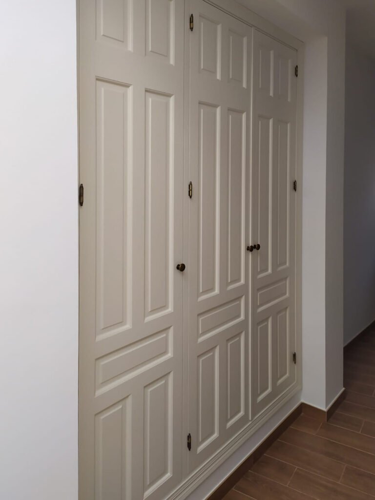 Puerta de interiores a medida, closet de madera blanco